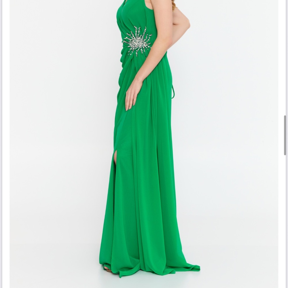 Elegant Green Evening Gown - Picture 2 of 3